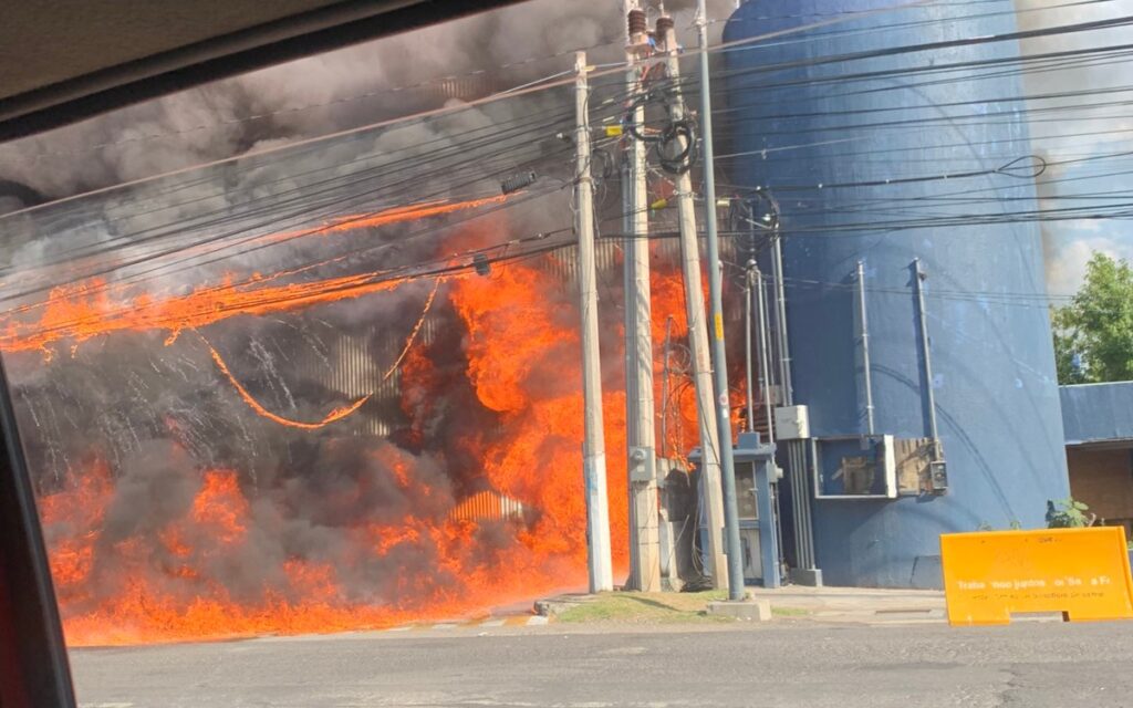 Reportan incendio en subestación eléctrica en CDMX | Videos