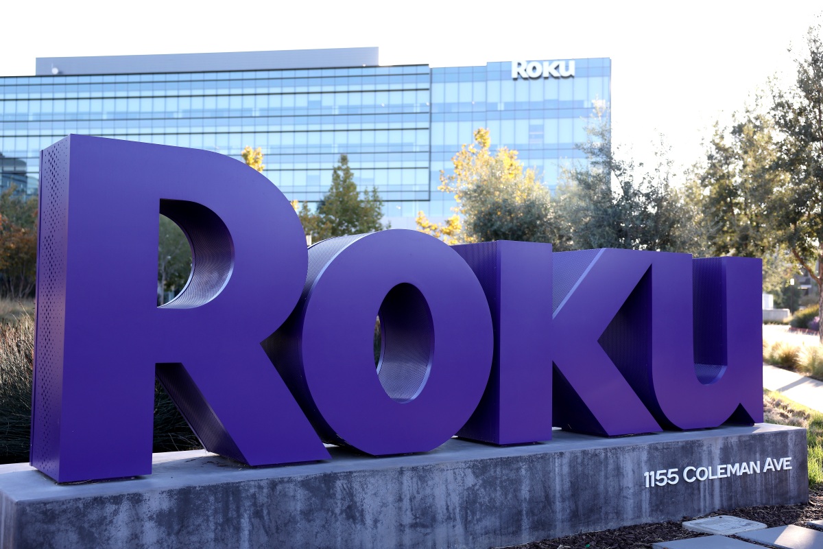Roku gana 1,6 millones de cuentas de transmisión activas en el primer trimestre, advierte sobre la continua incertidumbre publicitaria