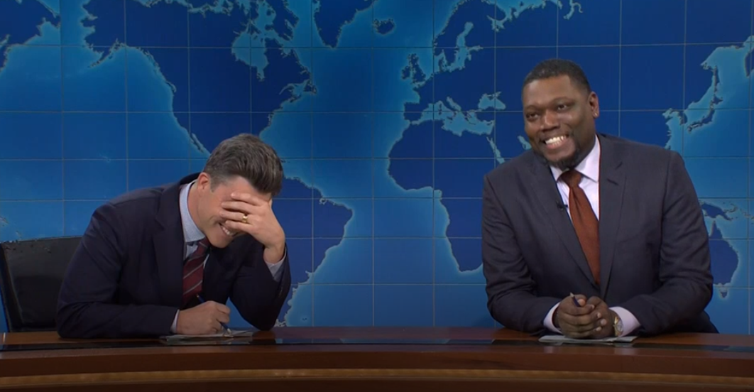 Saturday Night Live: Michael Che de Weekend Update juega una hilarante broma del Día de los Inocentes a Colin Jost