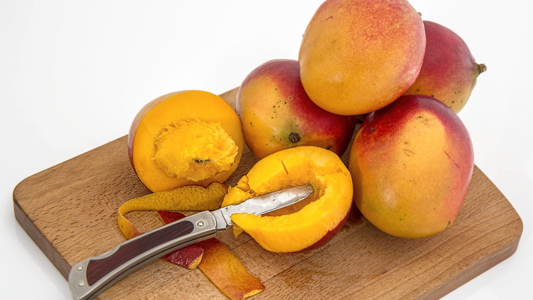 Si eres de los que te manchas pelando el mango, este truco te interesa