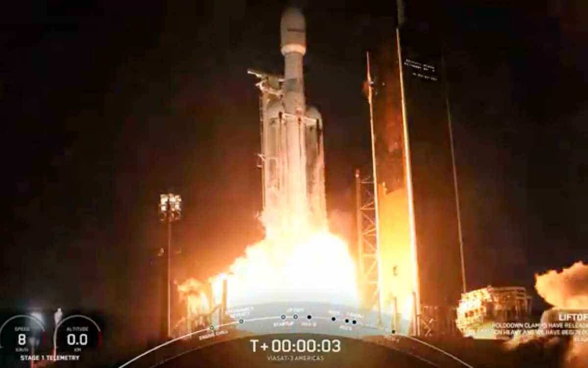 SpaceX lanza súper cohete con satelite de gran capacidad