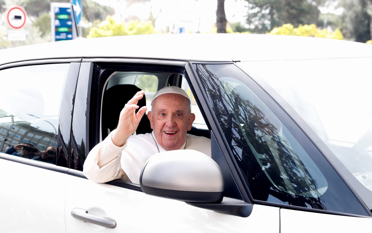 'Todavía estoy vivo'; Papa Francisco sale del hospital
