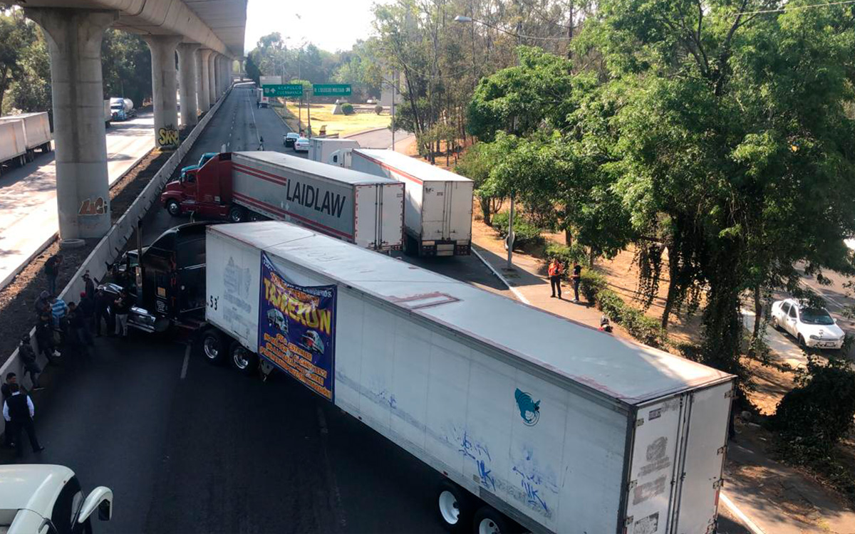 Transportistas bloquean accesos a la Ciudad de México