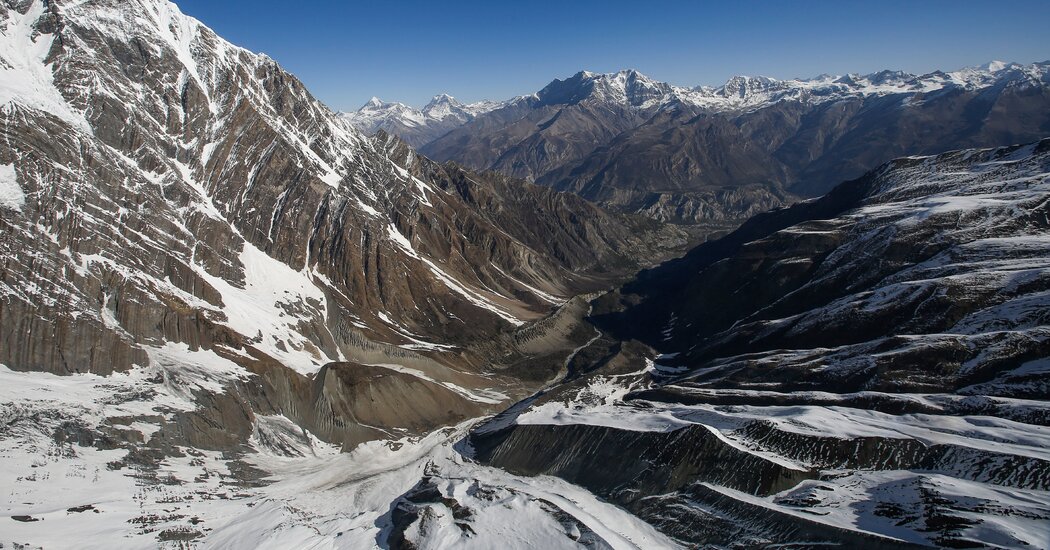 Un escalador muere y otro está desaparecido en la montaña del Himalaya