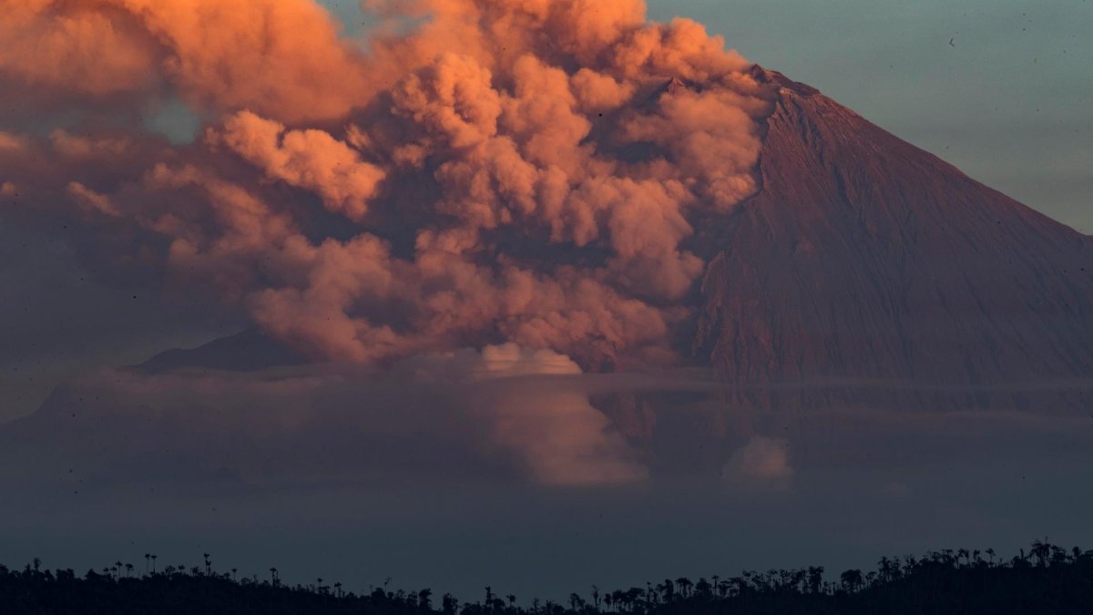 Uno de los volcanes más activos de Ecuador lanza gigantezca nube de cenizas de 5 millas
