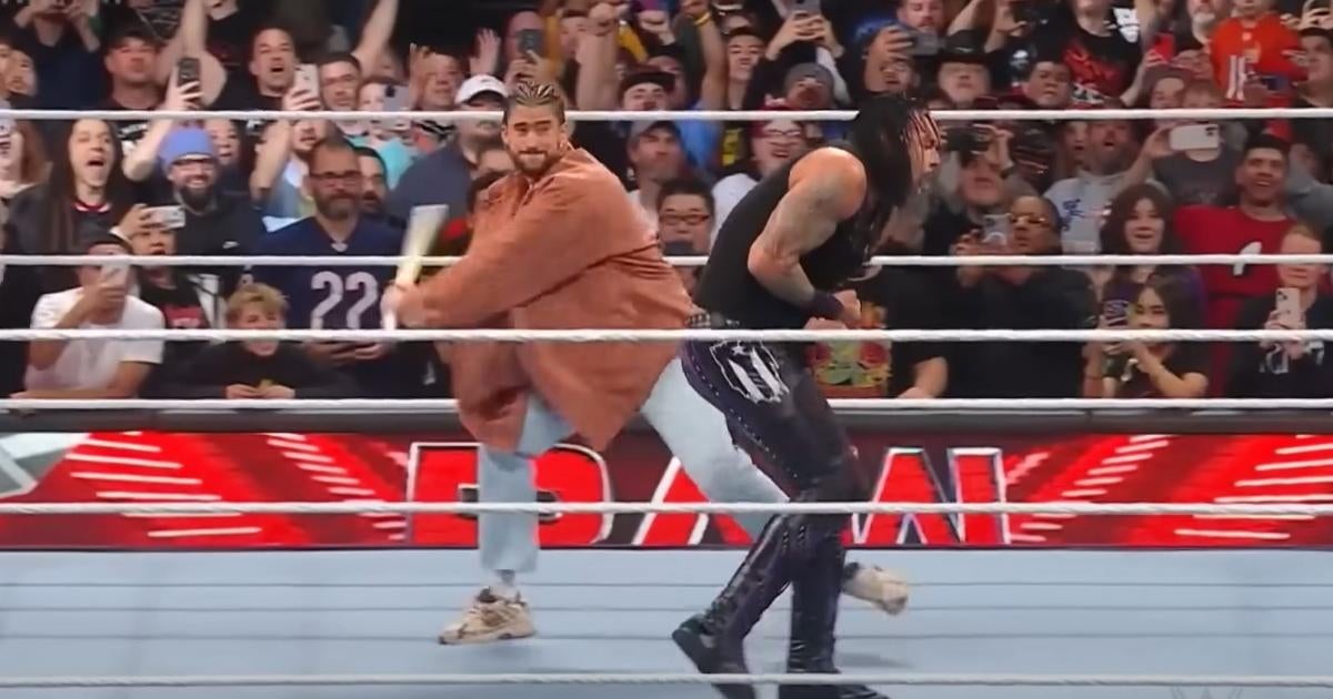 Ver: Bad Bunny ataca a Damian Priest de WWE con Kendo Stick