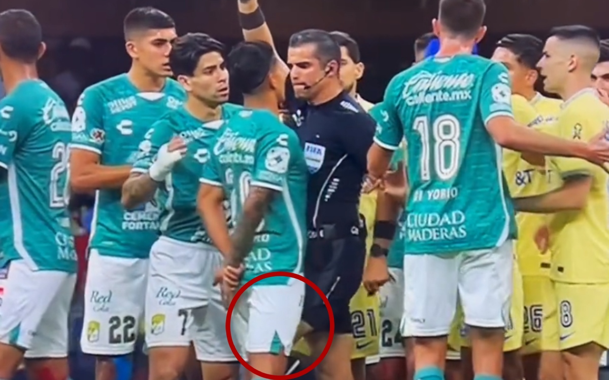 Video | Árbitro Fernando Hernández da rodillazo a jugador de León; Comisión de Árbitros investigará el caso