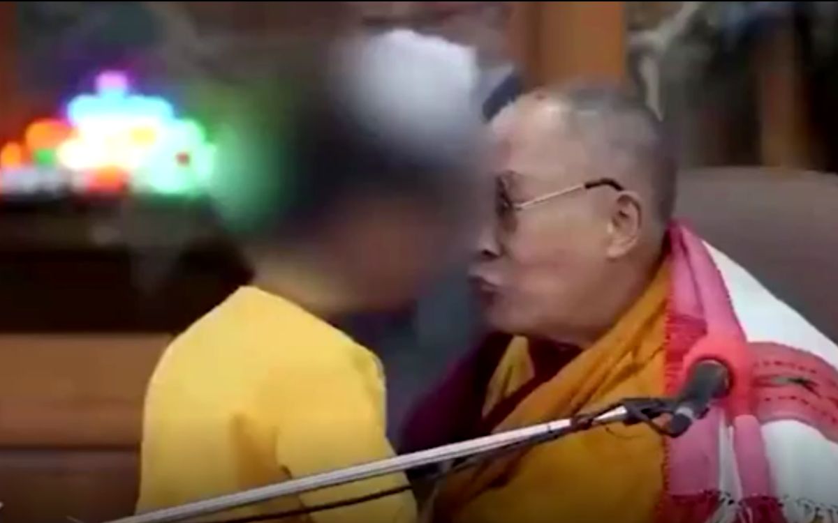 Video: Dalai Lama causa controversia tras besar a niño en la boca