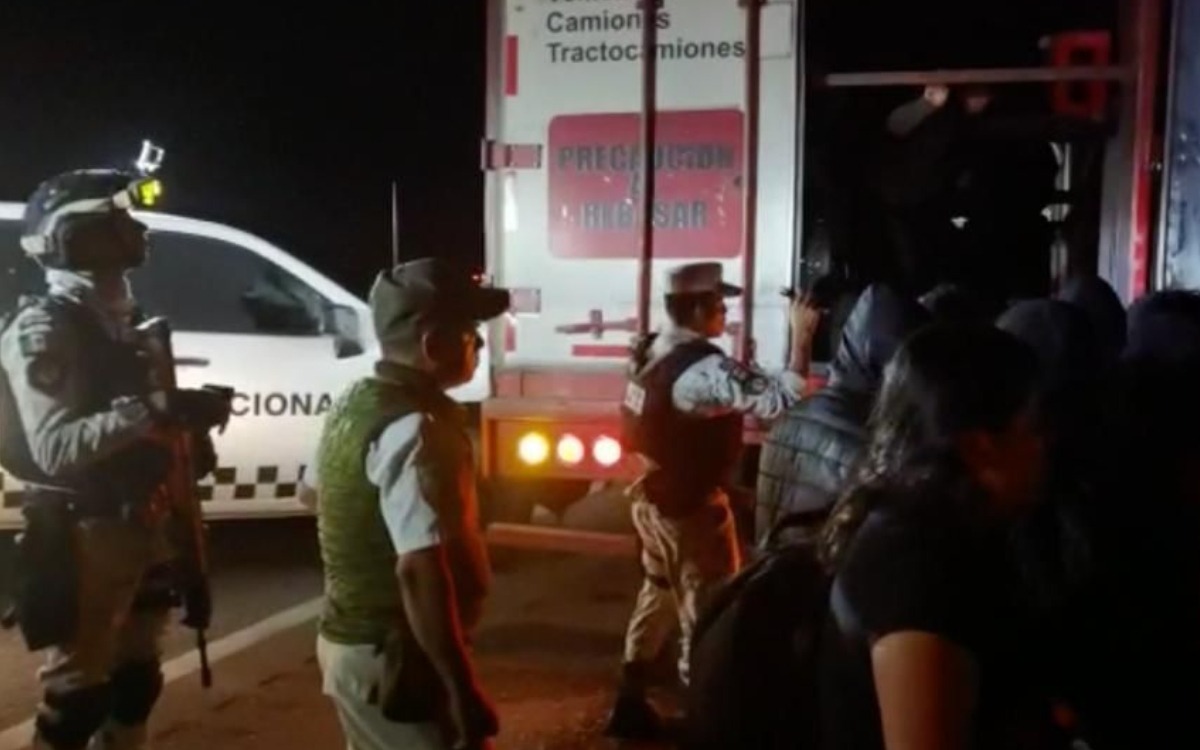 Video | Hallan a 209 migrantes hacinados en tráiler abandonado en Veracruz; 25 son menores