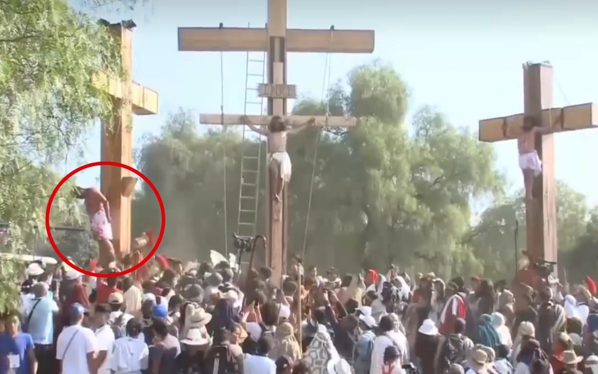 Video | Se desmaya actor durante crucifixión en la Pasión de Cristo de Iztapalapa