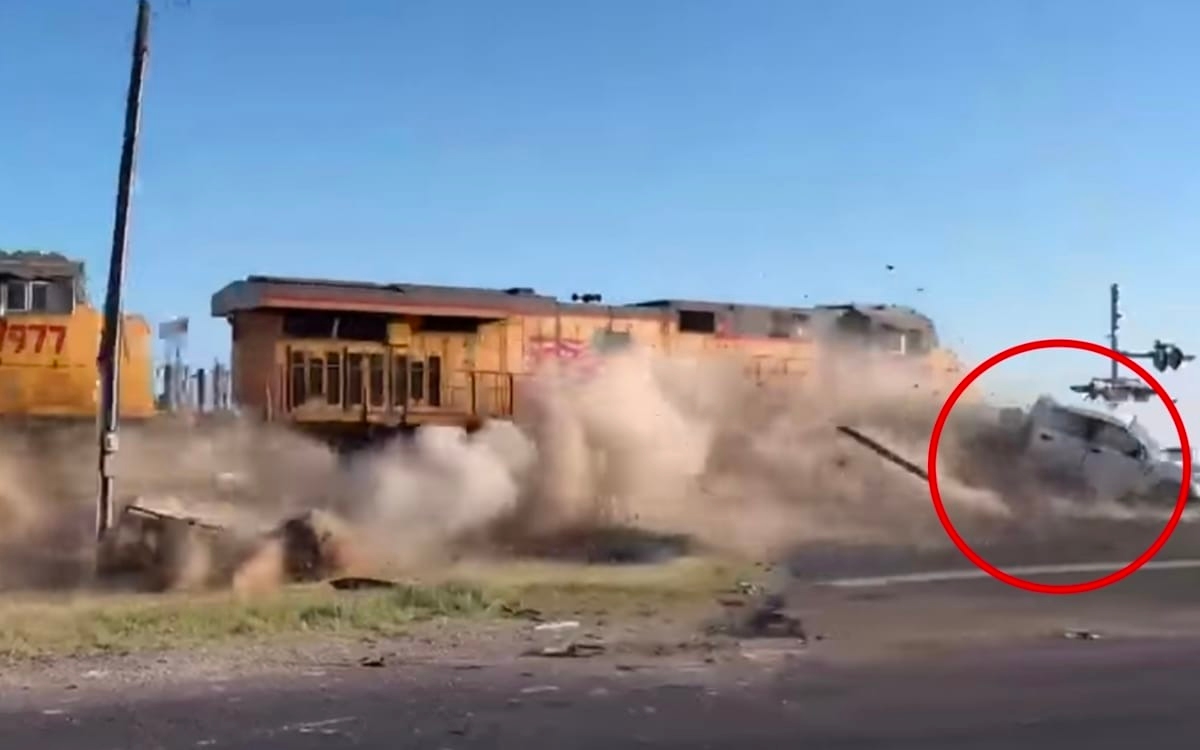 Video | Tren embiste a camioneta atorada en las vías tras choque mortal contra otro auto en Texas