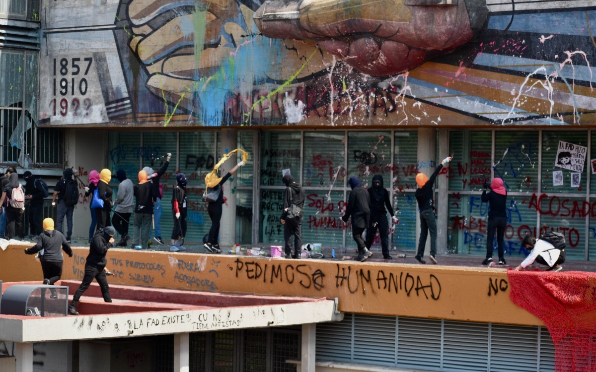 Videos | Encapuchados vandalizan mural de Siqueiros y atacan con martillo a vigilante
