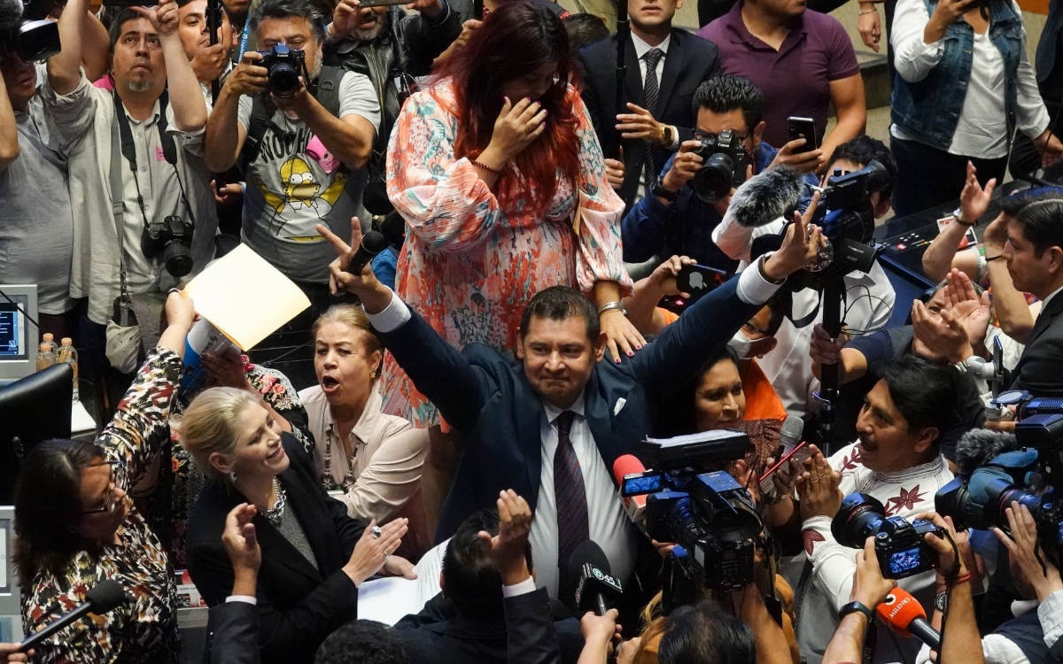 Videos | Entre gritos de la oposición, Armenta cita a sesión en sede alterna… llegan a Palacio Nacional