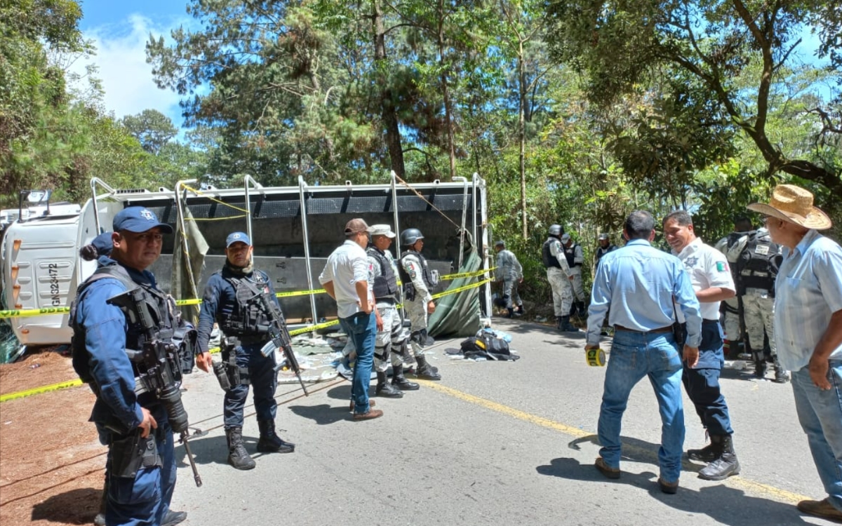 Vuelca camión de la Guardia Nacional en Oaxaca; 20 heridos y una militar muerta