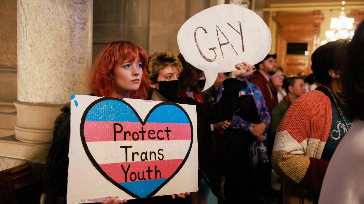 aprueban ley que limita atención médica a niños trans en Kansas
