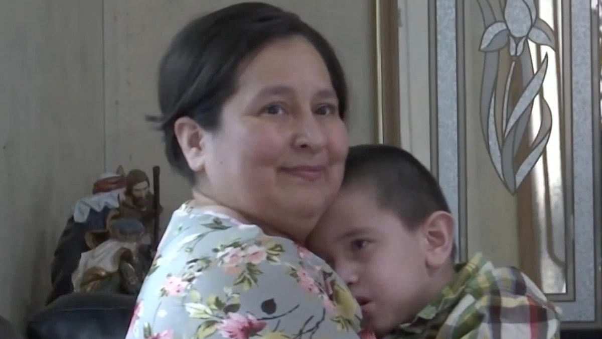 madre hispana tiene cuatro hijos con autismo