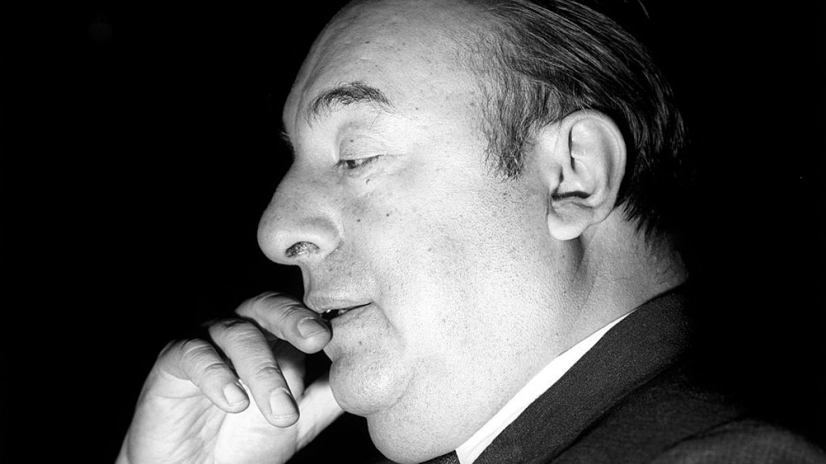 ¿Murió enfermo o lo envenenaron? El misterio que rodea la muerte del poeta Pablo Neruda
