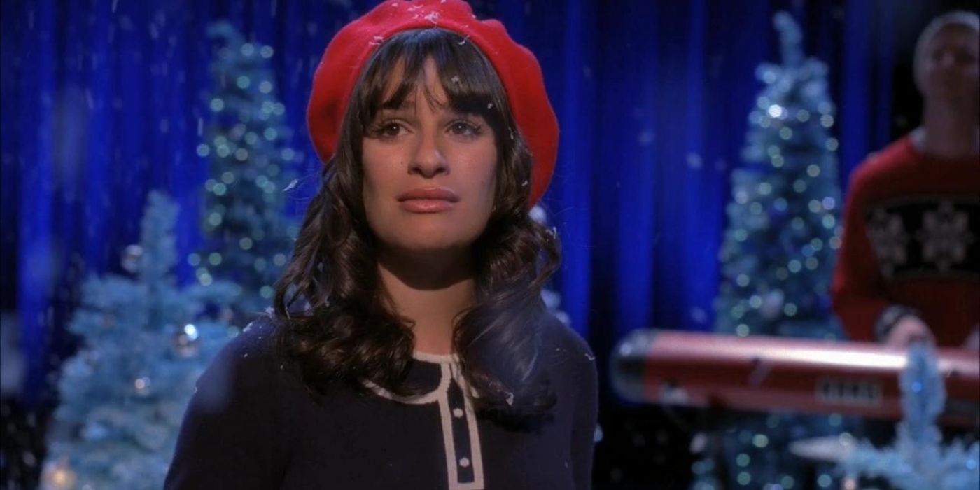 Rachel cantando mientras luce emocionada en Glee