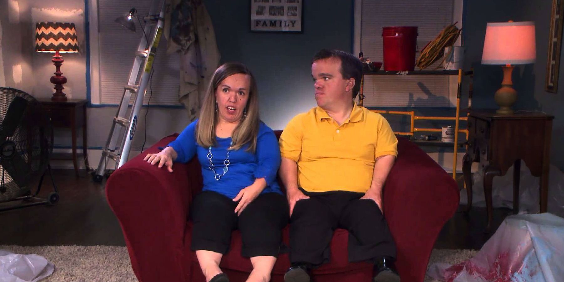 7 Little Johnstons - Trent and Amber on couch
