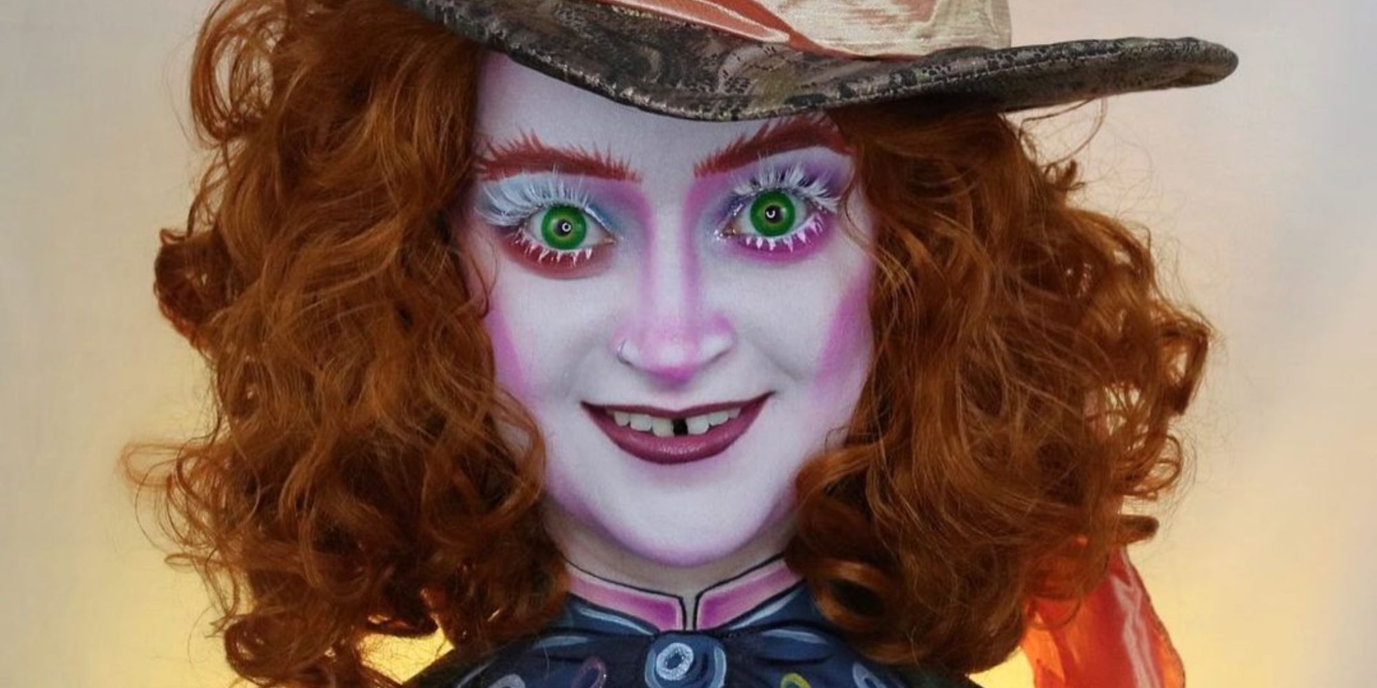 Alice In Wonderland Mad Hatter Body Paint Cosplay da vida a la versión de Johnny Depp