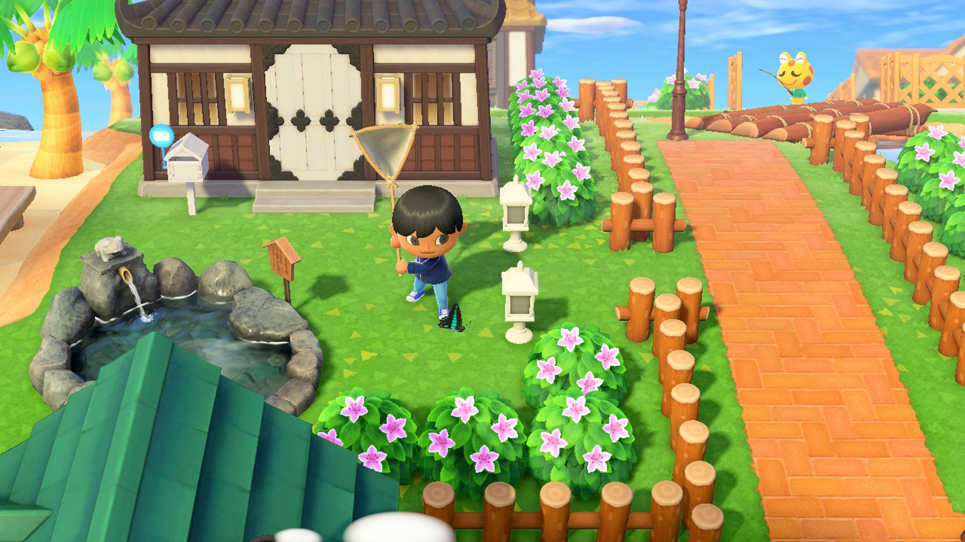 El jugador de Animal Crossing New Horizons atrapa una mariposa en el jardín delantero en mayo de 2023