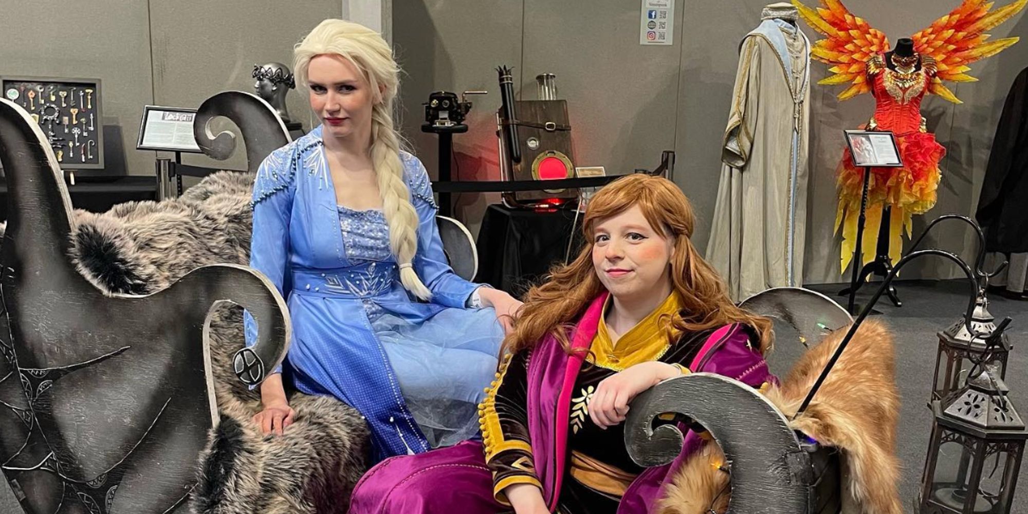Anna y Elsa roban el trineo de Kristoff en un encantador disfraz de Frozen