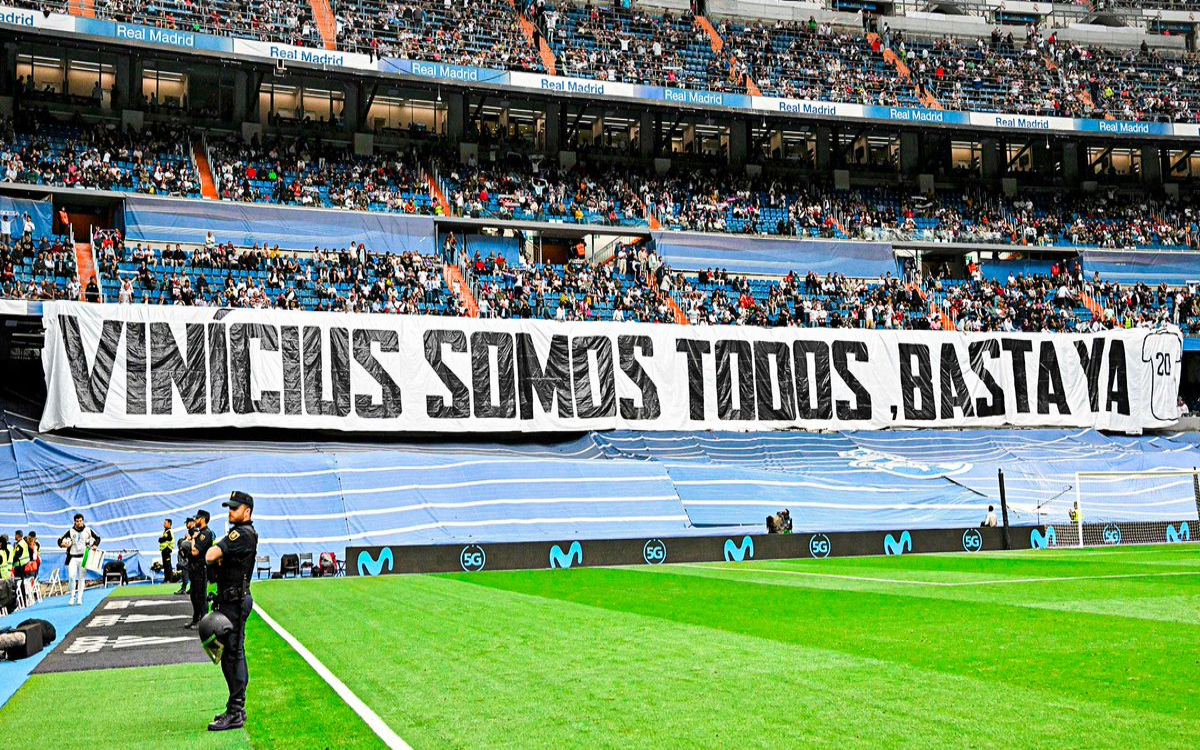 Arropan jugadores y aficionados en el Estadio Santiago Bernabéu a Vinícius Júnior | Video