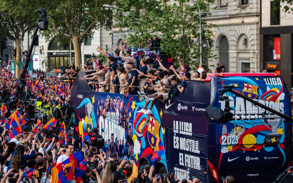 Barcelona celebra a sus campeones y campeonas | Fotogalería y video