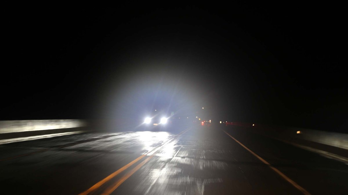 Carece el uso de focos de autos que regulan intensidad de la luz en EEUU