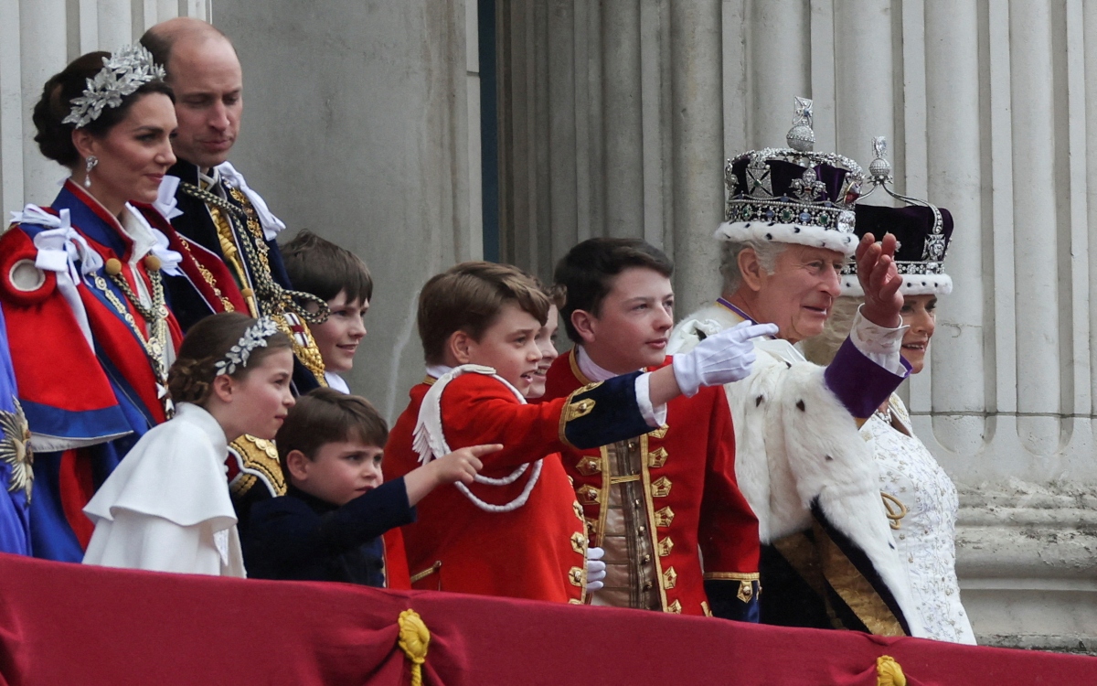 Carlos III saluda desde el balcón de Buckingham sin su hijo Harry