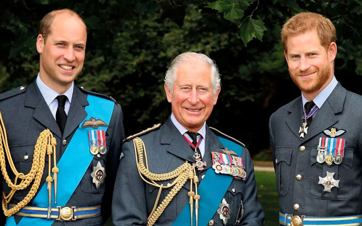 Carlos III se reúne con los príncipes William y Harry en la Abadía de Westminster