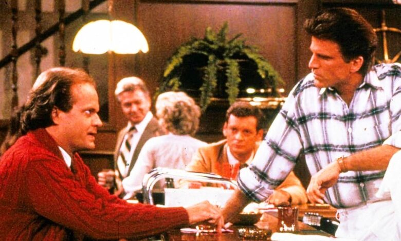 Frasier and Sam talking in the Cheers bar