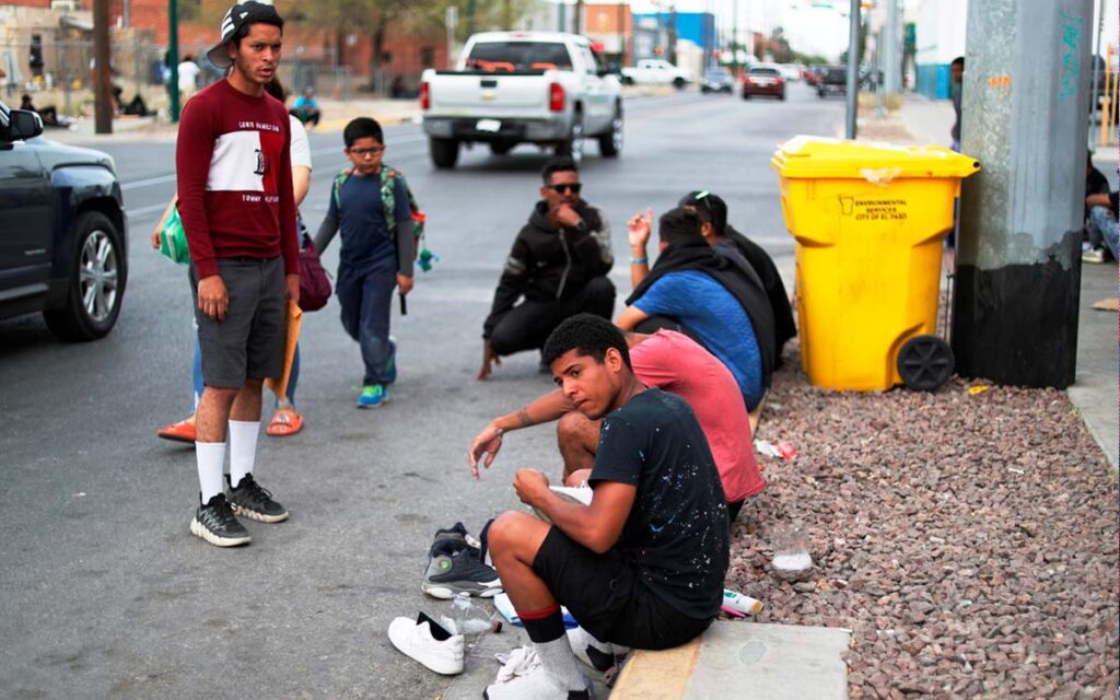 Cientos de migrantes esperan agolpados en frontera México-EU