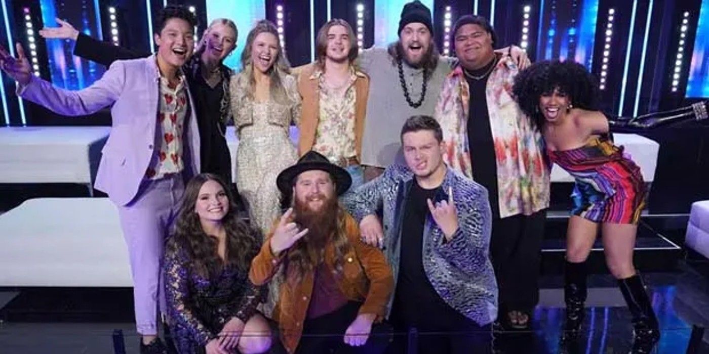 American Idol Season 21 Top 10 posing together