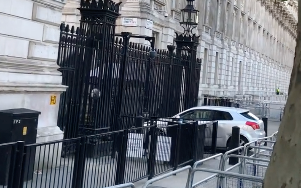 Coche se estrella contra puertas de acceso a Downing Street