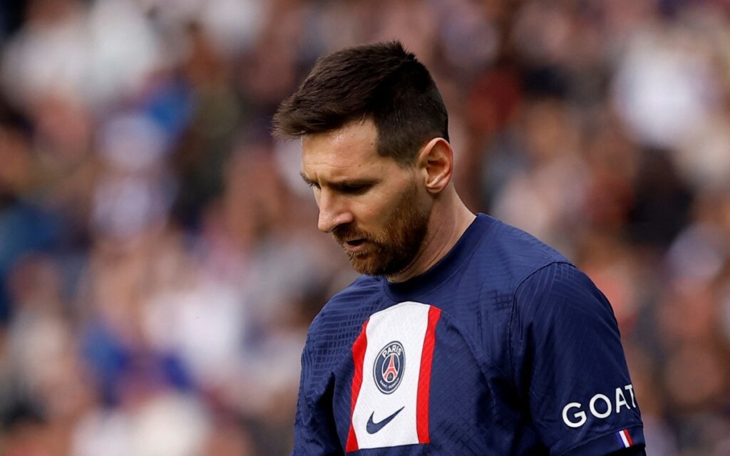Con insultos contra Messi, hinchas del PSG piden dimisión de cúpula a las puertas de su sede