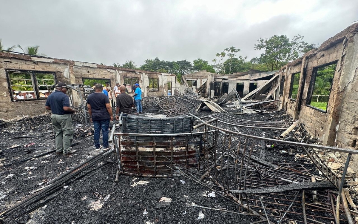 Creen que alumna causó incendio en Guyana porque le quitaron el cel