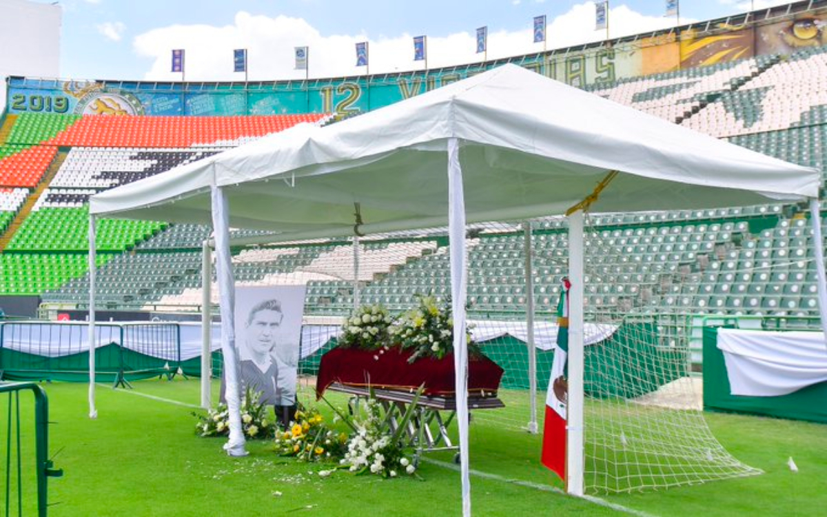 Dan aficionados el último adiós a Antonio "La Tota" Carbajal en el Estadio León | Video