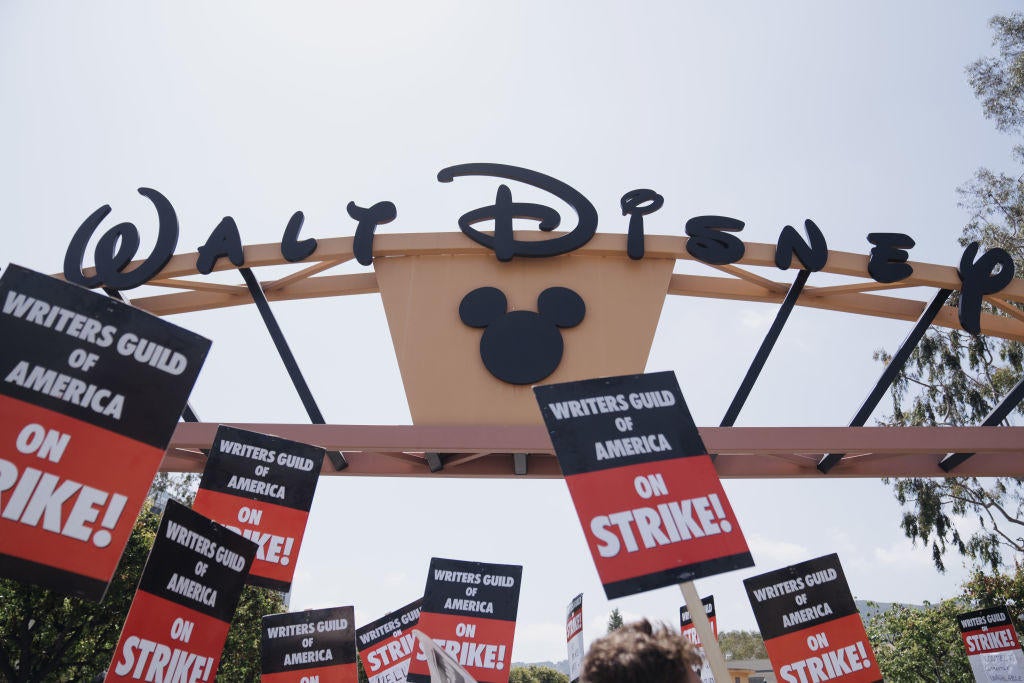 Se informa que Disney suspende acuerdos generales con Yara Shahidi, Justin Hartley y más en medio de huelgas