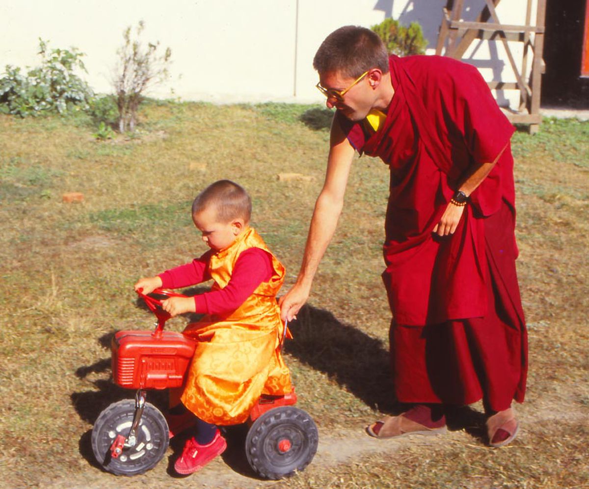 De un monasterio budista en la India a los valles de Zitácuaro: la travesía de Osel Hita, el niño lama español que abandonó la vida monástica