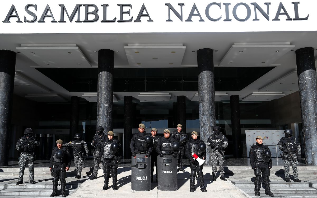 Decenas de militares y policías cercan la Asamblea Nacional de Ecuador