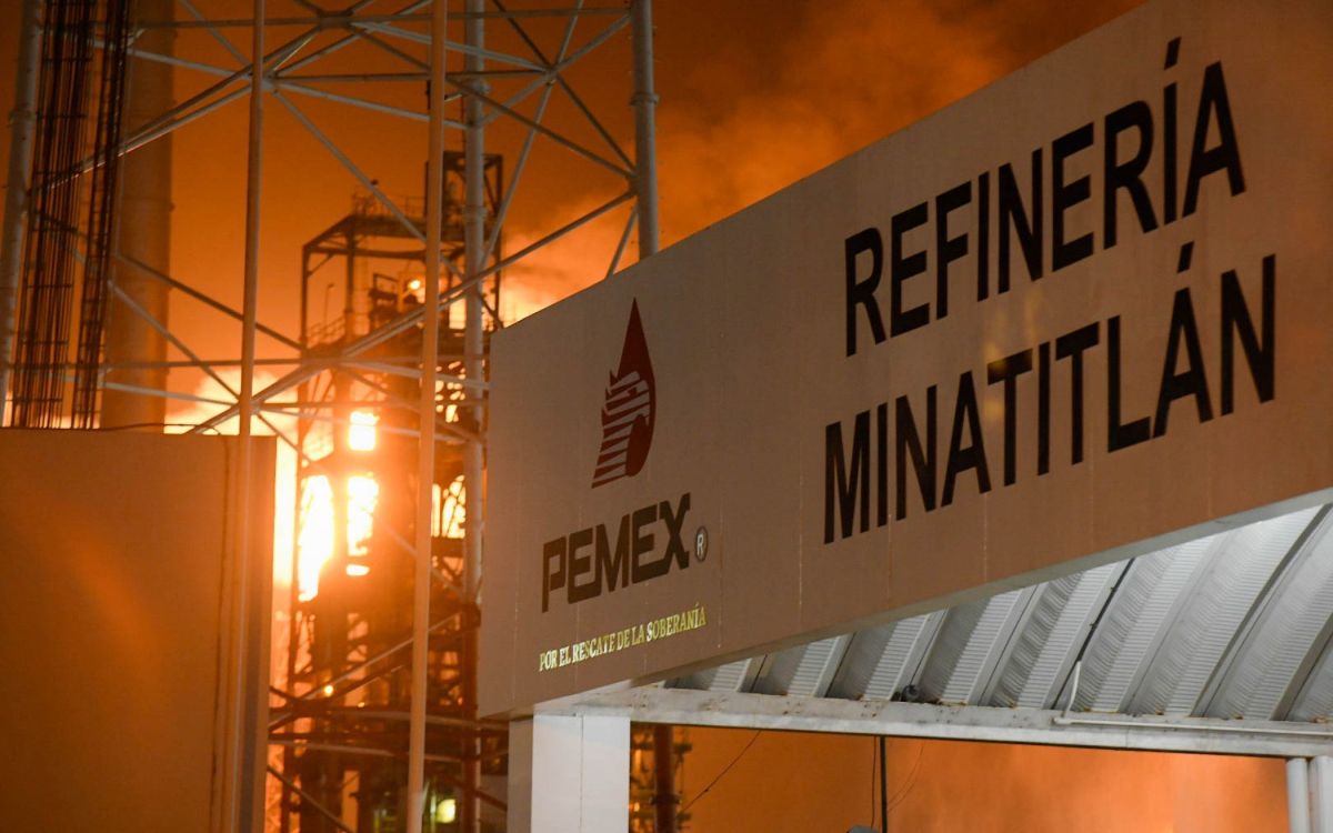 Deja 4 heridos incendio en refinería de Minatitlán; Pemex controla llamas