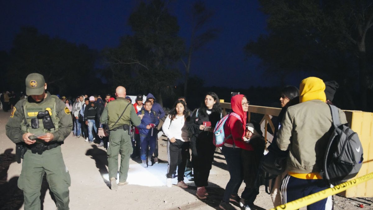 EEUU pide a inmigrantes en la frontera solicitud en línea de asilo