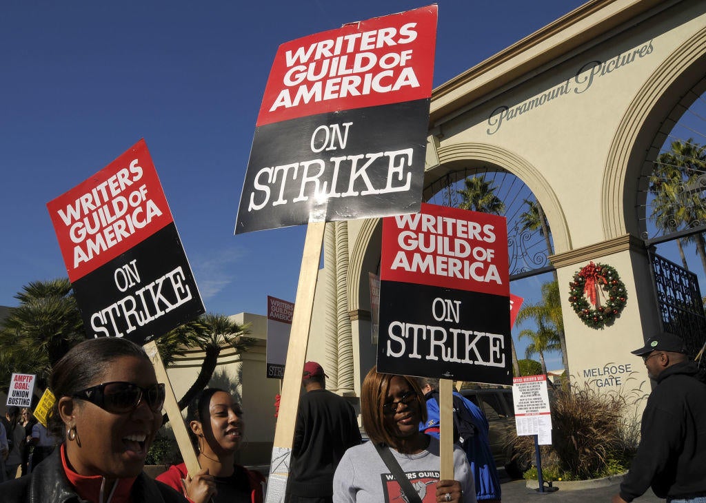 El Sindicato de Escritores vota a favor de la huelga, cerrando efectivamente las principales producciones cinematográficas y televisivas
