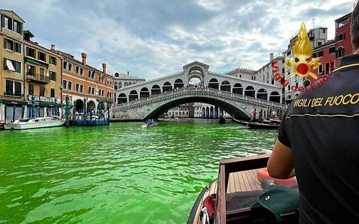 El agua del Gran Canal de Venecia se tiñe de un misterioso verde fosforescente