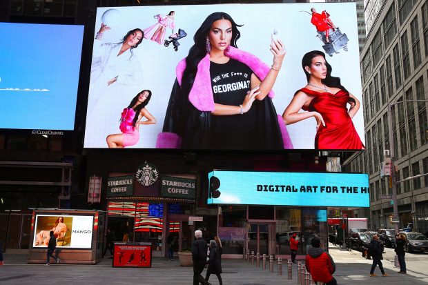 Cartel del documental de Georgina Rodríguez en Times Square / Gtres