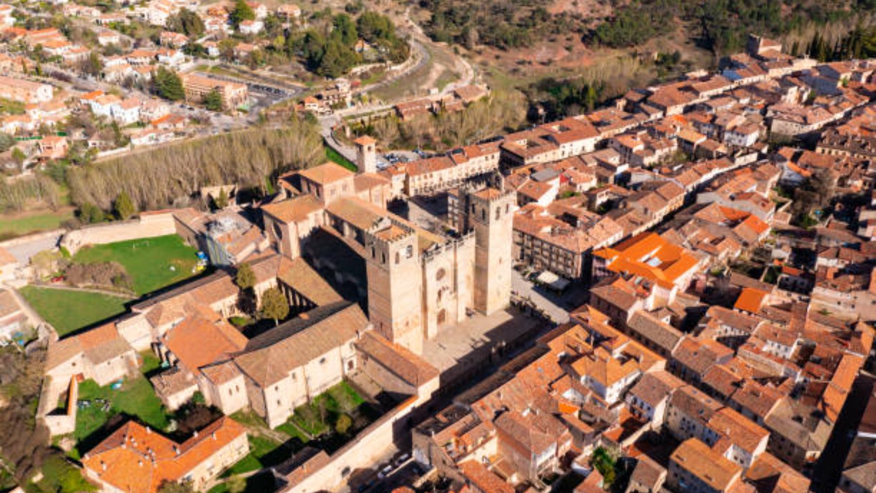 El pueblo español que esconde un increíble castillo medieval y está al lado de Madrid
