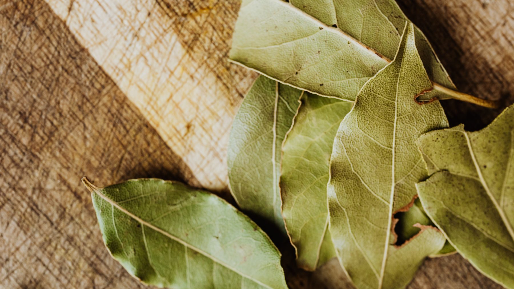 El remedio natural con hojas laurel que quita años de edad en días