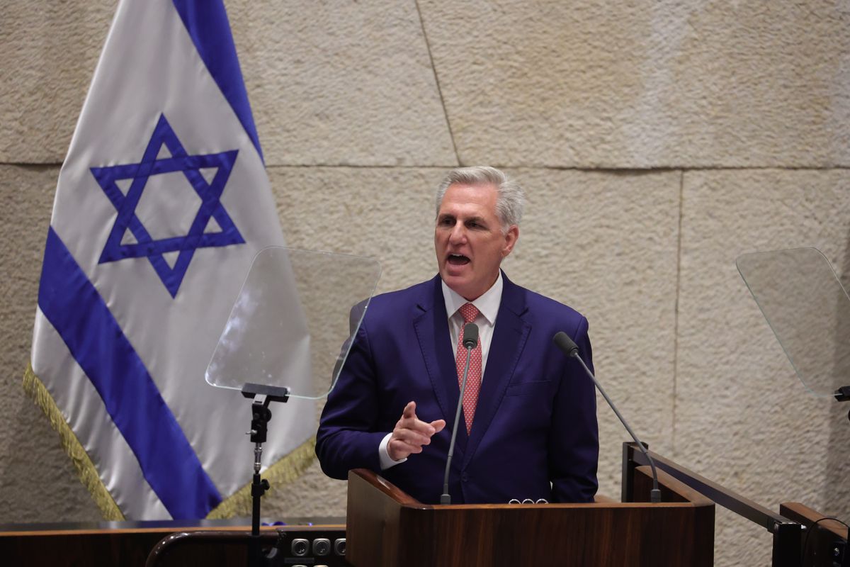 El republicano Kevin McCarthy exhibe en Israel su apoyo a Netanyahu en pleno distanciamiento con Biden