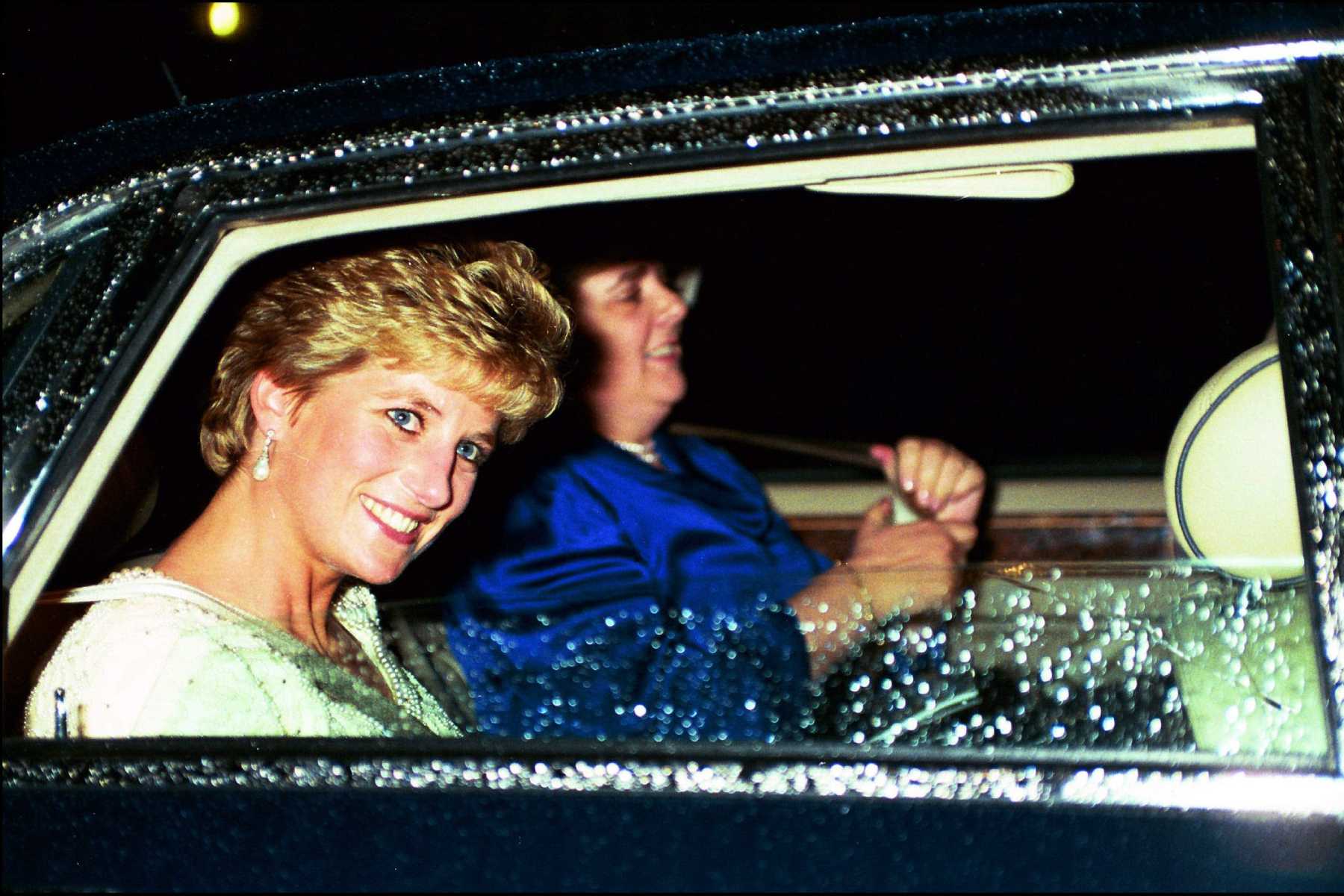 La Princesa Diana de Gales en un coche / Gtres